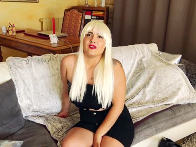 Hella, a curvy blonde with big tits, is already crazy about amateur sex at 20! - Tonpornodujour.com