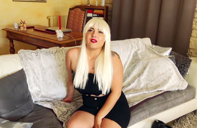Hella, a curvy blonde with big tits, is already crazy about amateur sex at 20! - Tonpornodujour.com